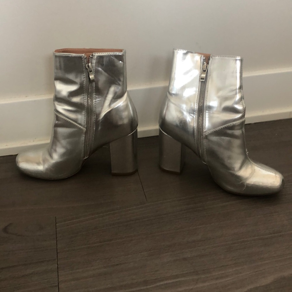 Silver / metallic boot heel